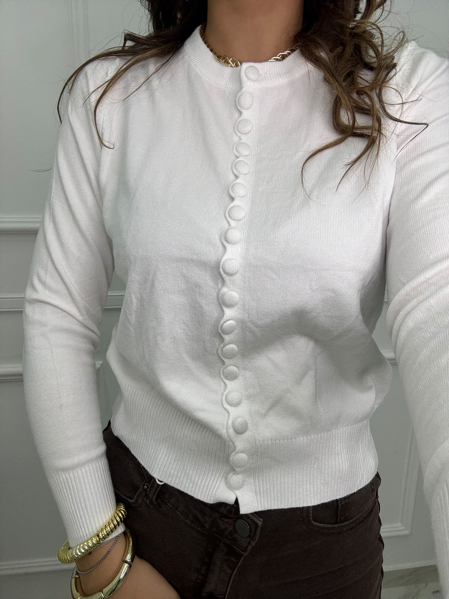 Cardigan con maniche a palloncino e bottoni tono su tono