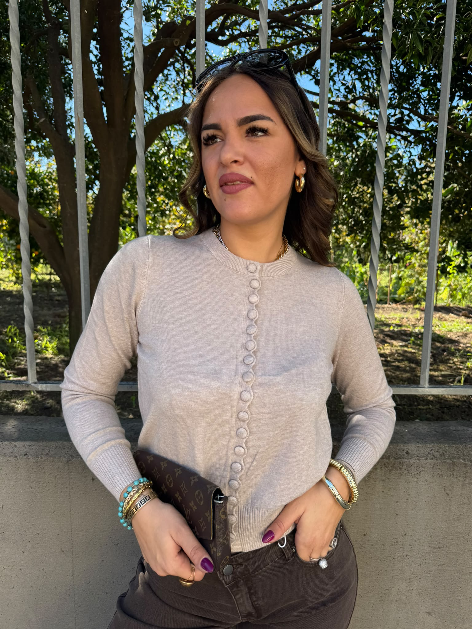 Cardigan con maniche a palloncino e bottoni tono su tono