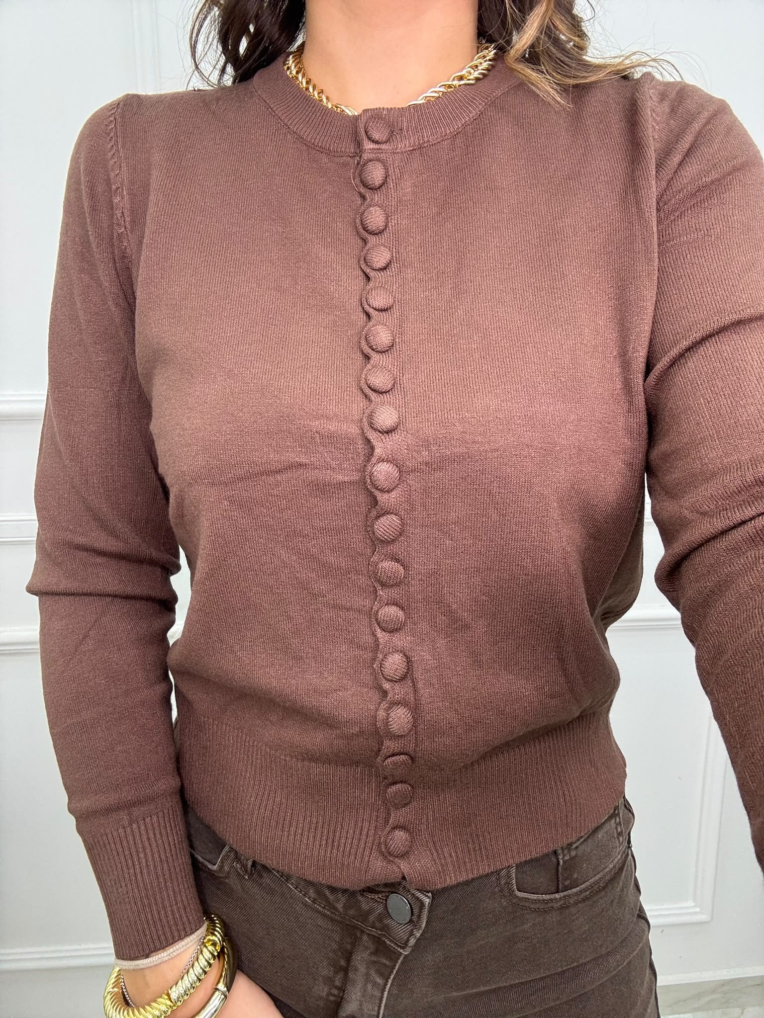 Cardigan con maniche a palloncino e bottoni tono su tono