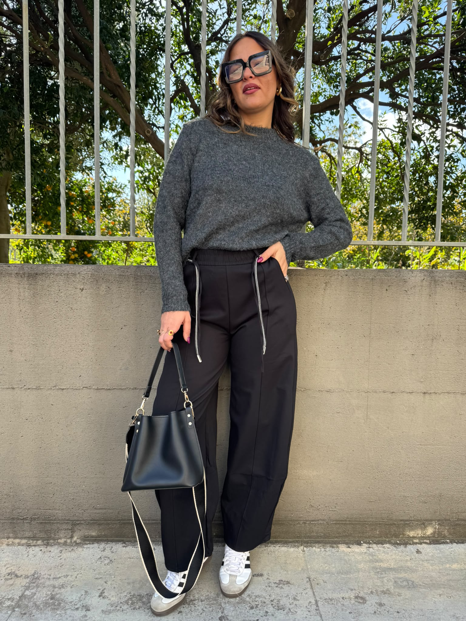 Pantalone balloon con elastico in vita e cintura a corde