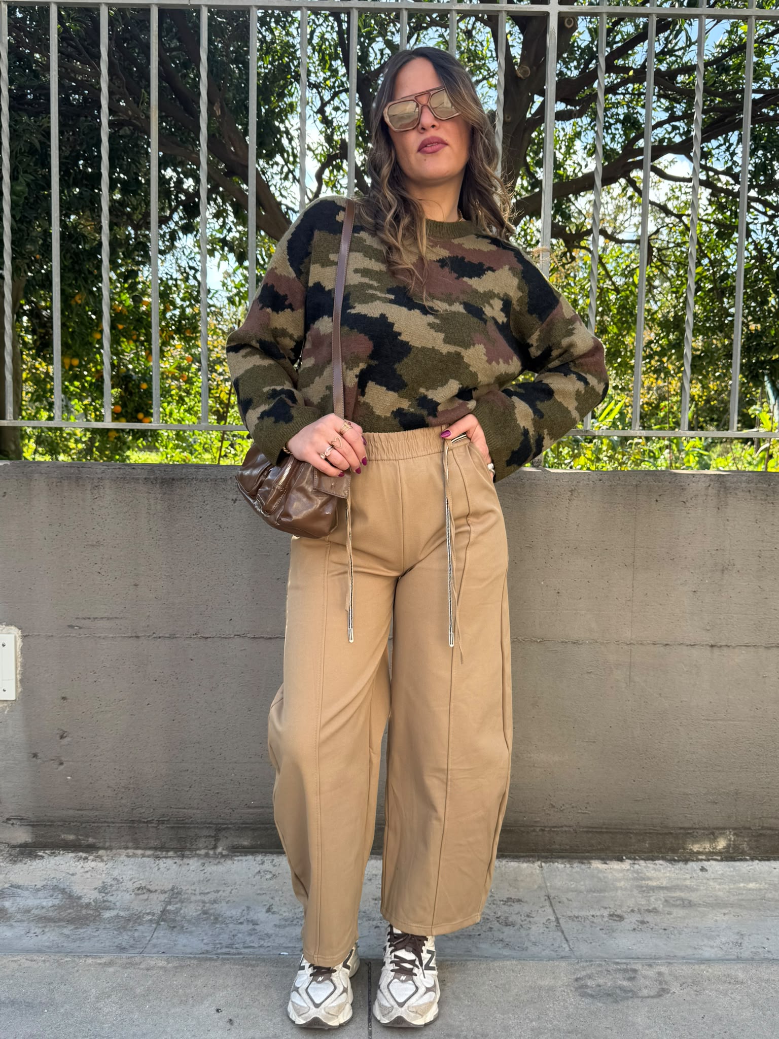 Pantalone balloon con elastico in vita e cintura a corde