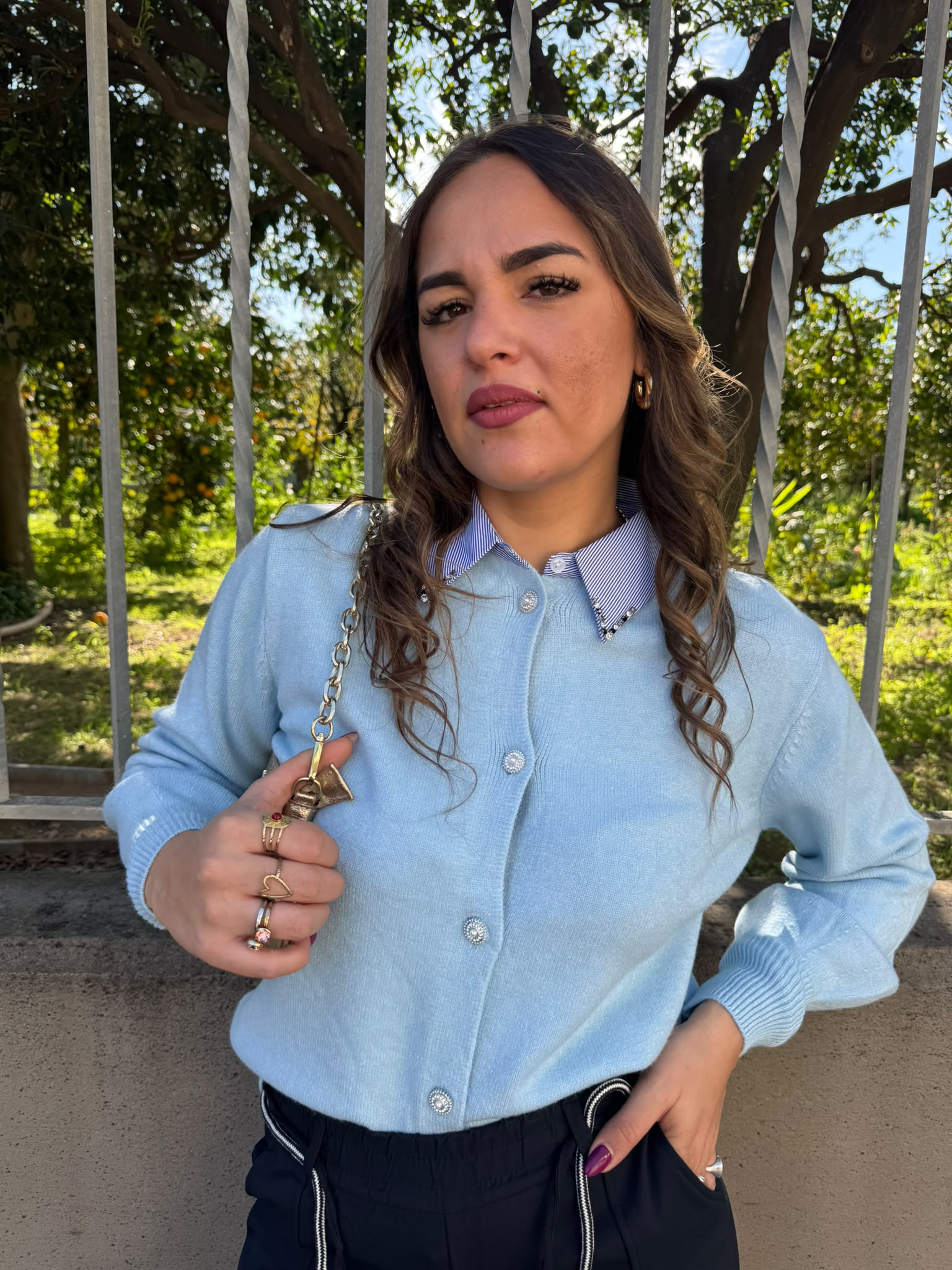 Cardigan con finto colletto camicia e bottoni gioiello