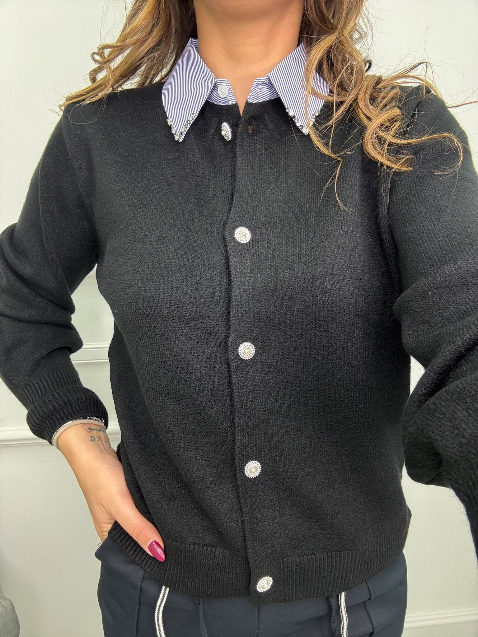 Cardigan con finto colletto camicia e bottoni gioiello