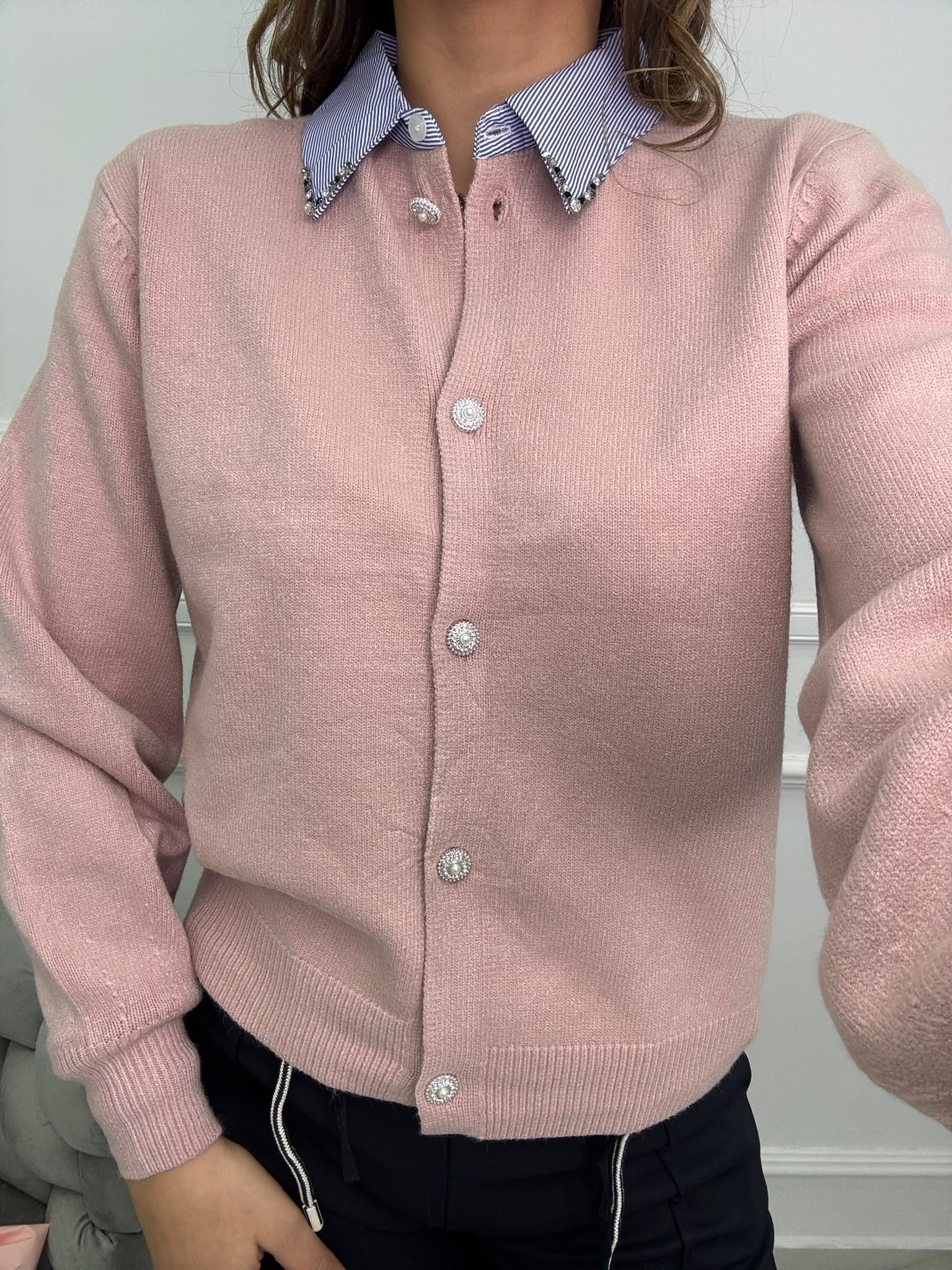 Cardigan con finto colletto camicia e bottoni gioiello