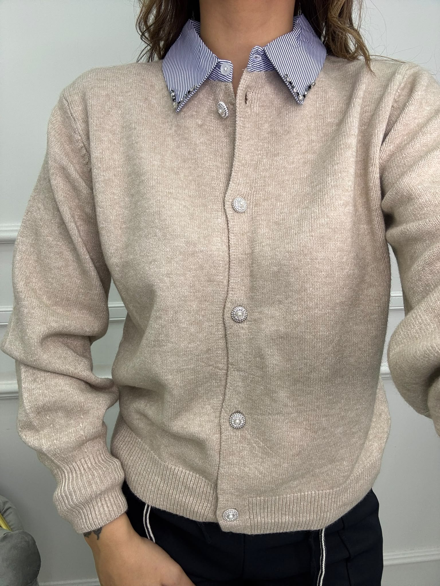 Cardigan con finto colletto camicia e bottoni gioiello