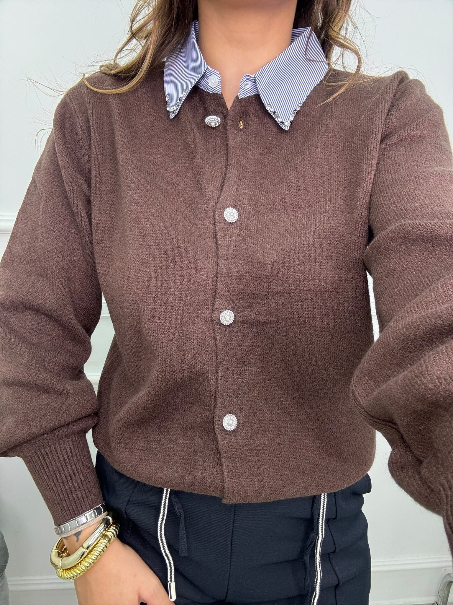 Cardigan con finto colletto camicia e bottoni gioiello