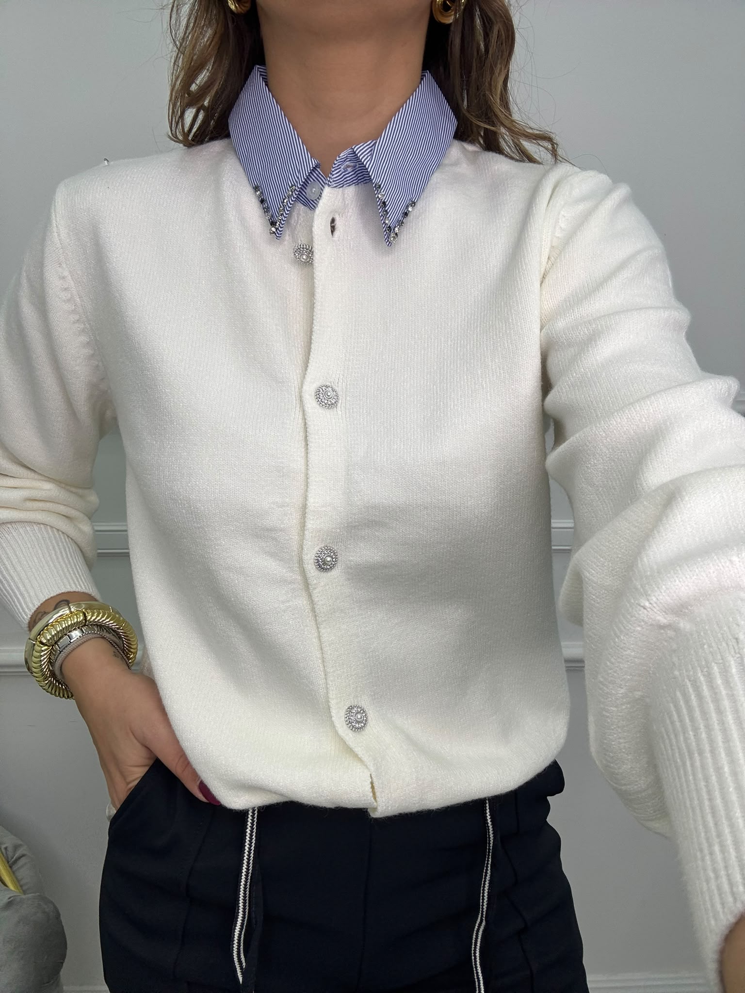Cardigan con finto colletto camicia e bottoni gioiello