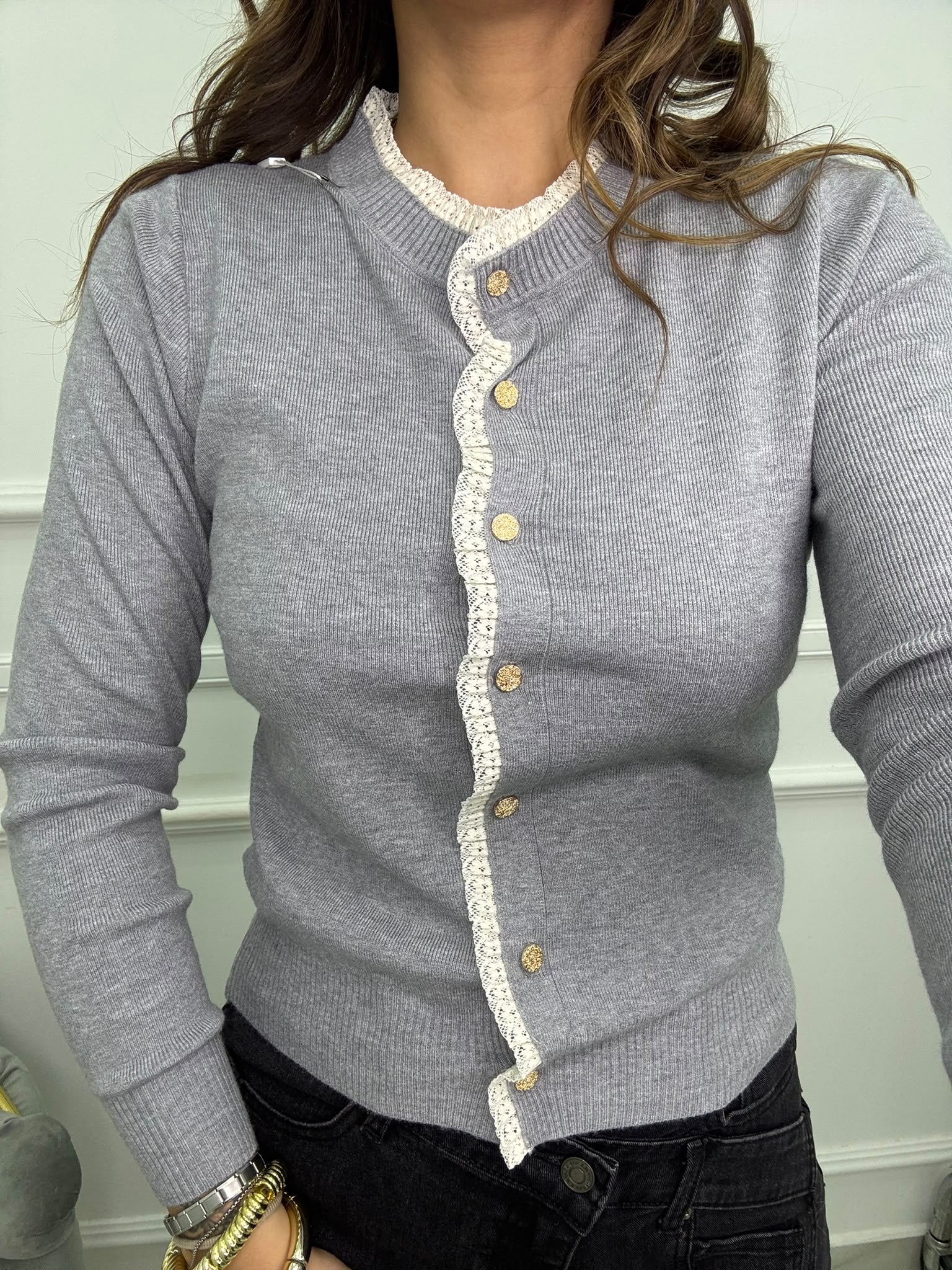 Cardigan tinta unita con merletto ai bordi e bottoni particolari