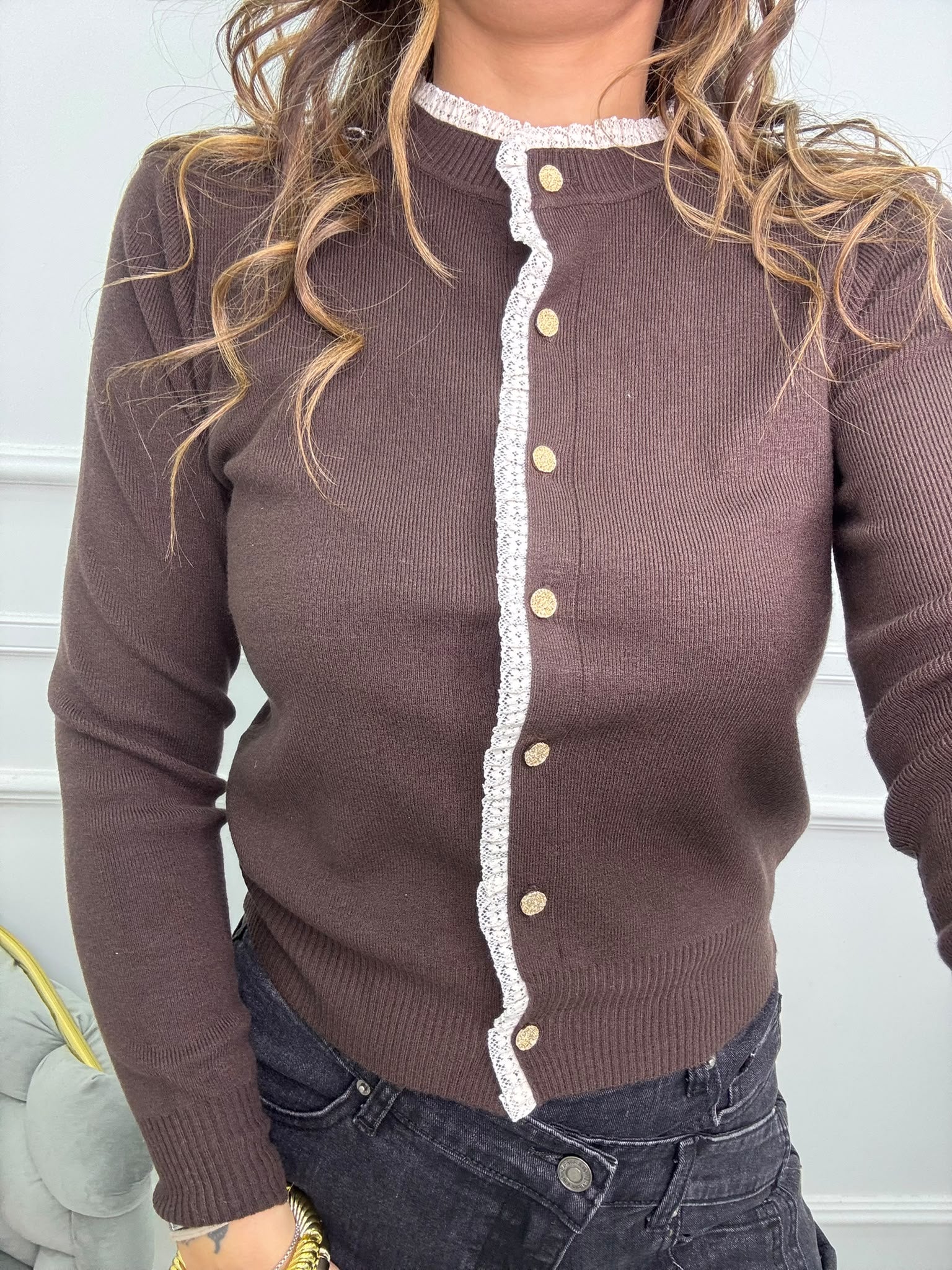 Cardigan tinta unita con merletto ai bordi e bottoni particolari