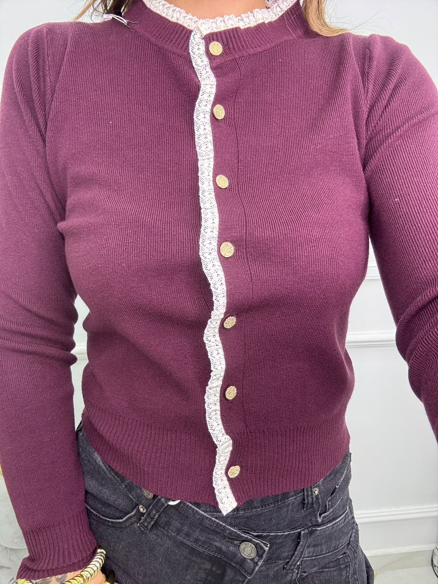 Cardigan tinta unita con merletto ai bordi e bottoni particolari