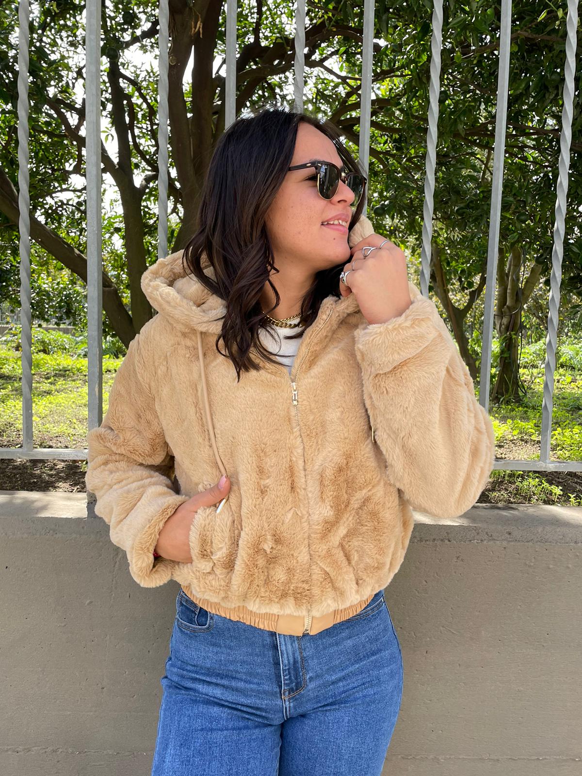 Pelliccia eco con cappuccio e zip