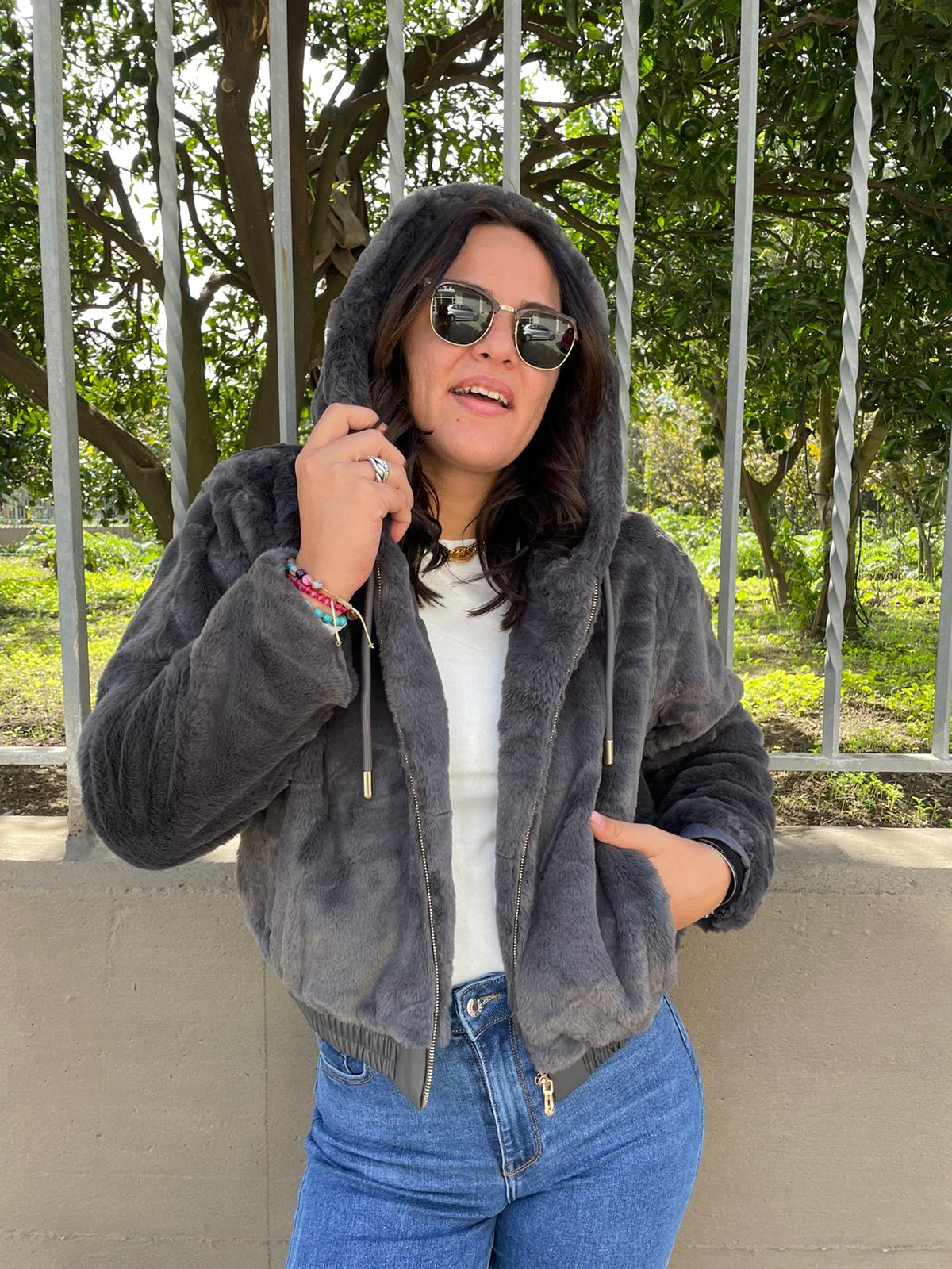 Pelliccia eco con cappuccio e zip