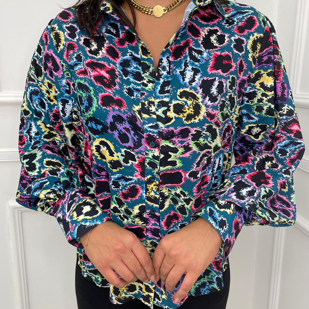 Camicia animalier colorata con spalle a sbuffo