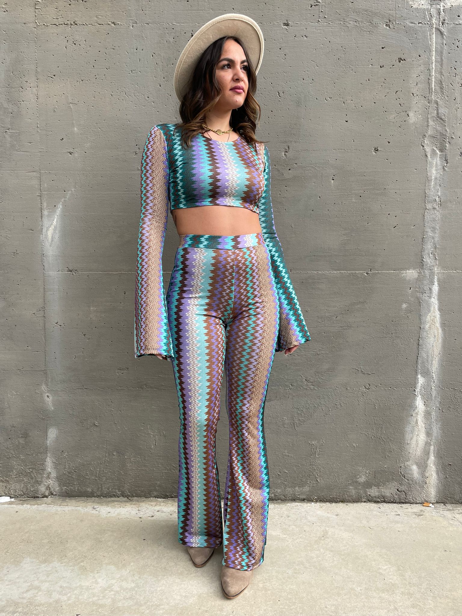 Coordinato fantasia colorata con pantalone a zampa