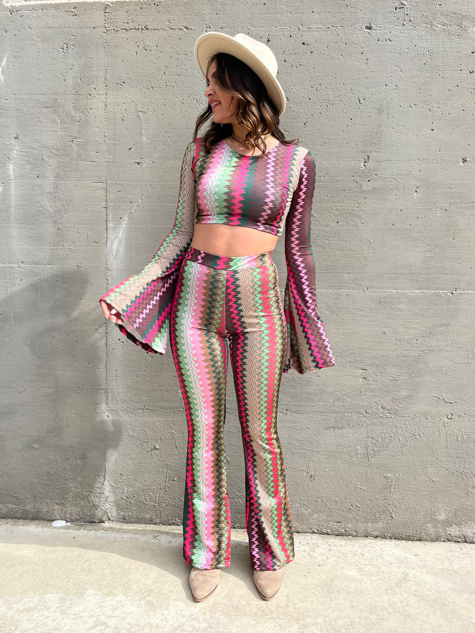 Coordinato fantasia colorata con pantalone a zampa