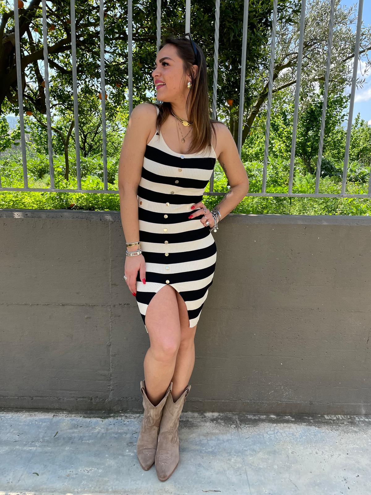 Vestito in filo a righe con bottoni